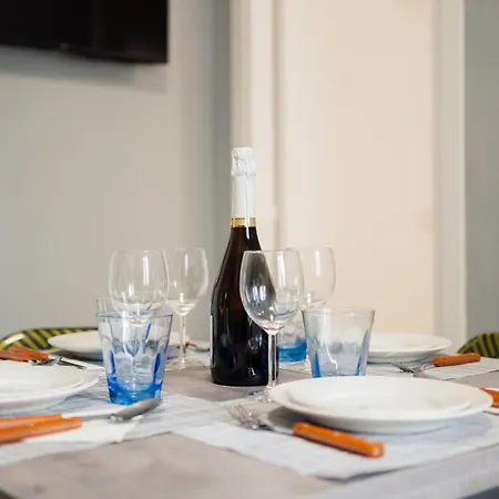 Guesthost - Bouganville's House